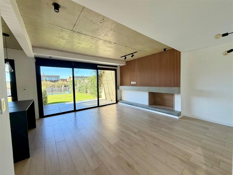 Venta o Alquiler en Pilar de los Horneros. Barrio Privado en la zona de Camino de los Horneros. 3 dormitorios y escritorio - foto 1