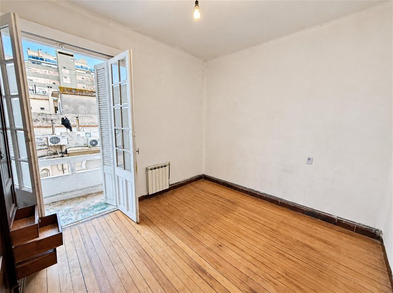 Apartamento de altos segundo piso por escalera 3 dormitorios 2 baños - foto 2