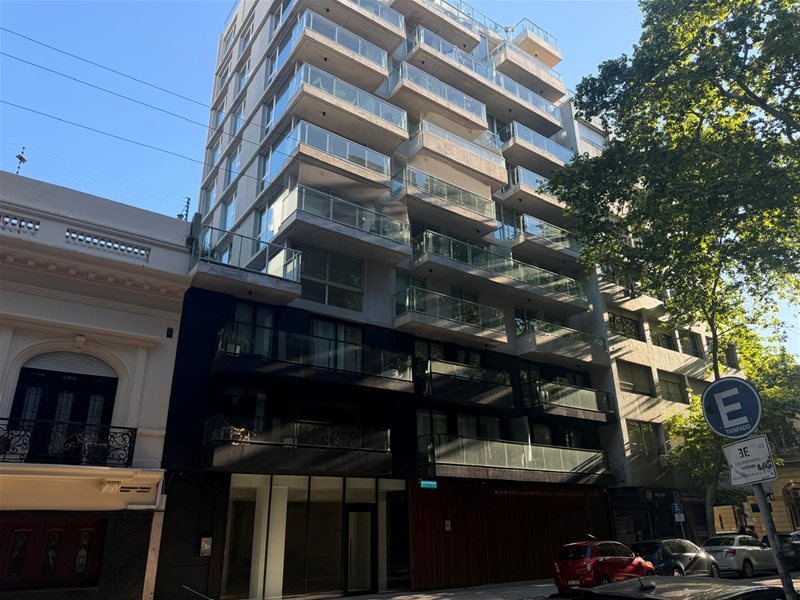 CENTRO Venta Apartamento 2 dormitorios, 6to piso al frente con terraza, muy luminoso, finas terminaciones, AMENITIES: Barbacoa, Parrilleros, Gimnasio, Beneficios Ley vivienda promovida - foto 2